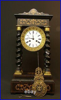 AA rare pendule Nap III horloge portique à colonnes torsadées marqueterie