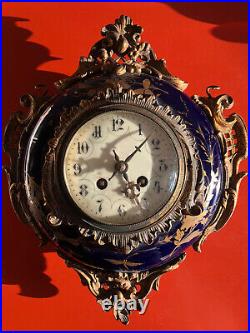 Ancienne Horloge Pendule Bronze À Suspendre (Sans Chaînes)