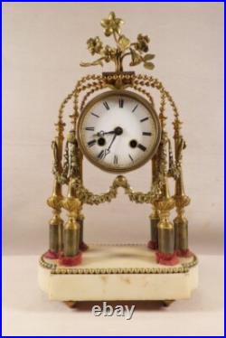 Ancienne Jolie Pendule De Style Louis XVI Marbre Blanc Bronze Dore Bouquet Fleur