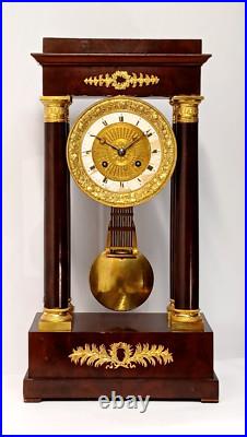 Ancienne Pendule Portique 4 colonnes- empire XIX -Acajou et Bronze doré Ancienne Pendule Portique 4 colonnes- empire XIX -Acajou et Bronze doré