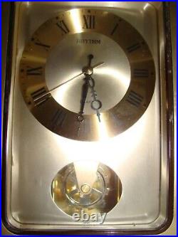 Ancienne Pendule Quartz Rhythm Avec Pendule Rotative En Laiton