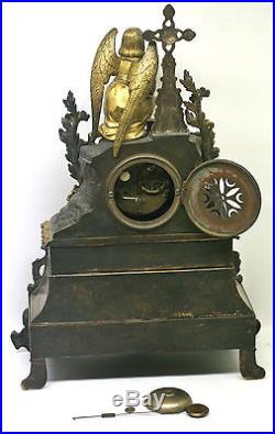 Ancienne Pendule à fil en bronze doré à décor d'une femme ailée. Restauration