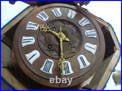 Ancienne Pendule murale en bois forêt noire chiffre cartouche à réviser