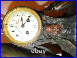 Ancienne garniture de cheminée horloge et deux bougeoirs électrifiés en régule p