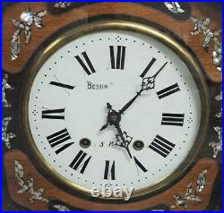 Ancienne horloge murale du XIXe siècle, marqueterie en nacre, fonctionne Ancienne horloge murale du XIXe siècle, marqueterie en nacre, fonctionne