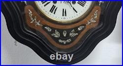 Ancienne horloge murale du XIXe siècle, marqueterie en nacre, fonctionne Ancienne horloge murale du XIXe siècle, marqueterie en nacre, fonctionne