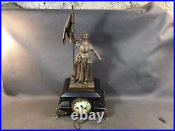 Ancienne pendule Napoléon 3 statue en régule Jeanne D'arc pieds pattes de lion