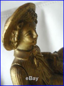 Ancienne pendule entièrement en bronze doré, un citadin à la campagne