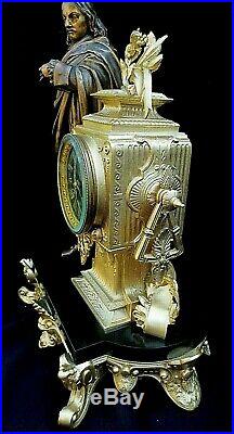 Ancienne pendule horloge au décor de René Descartes Régule doré XIX°