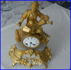 Ancienne pendule horloge en régule doré MOUREY & COUENNE