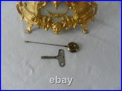 Ancienne pendule horloge en régule doré MOUREY & COUENNE