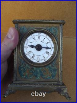 Ancienne pendule réveil d officier en bronze décors lithographier de chiméres