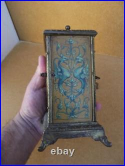 Ancienne pendule réveil d officier en bronze décors lithographier de chiméres