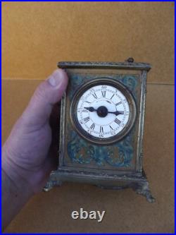 Ancienne pendule réveil d officier en bronze décors lithographier de chiméres