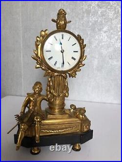 Ancienne petite pendule bronze doré XIXème personnage XVIII