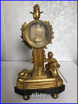 Ancienne petite pendule bronze doré XIXème personnage XVIII