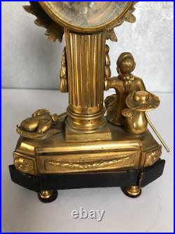 Ancienne petite pendule bronze doré XIXème personnage XVIII
