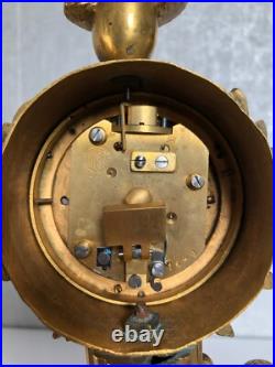 Ancienne petite pendule bronze doré XIXème personnage XVIII