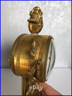 Ancienne petite pendule bronze doré XIXème personnage XVIII