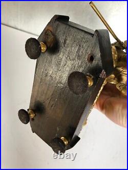 Ancienne petite pendule bronze doré XIXème personnage XVIII