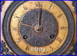 Antique Pendule horloge Borne marbre Bronze décor Angelots à réviser