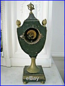Belle pendule urne en bois noirci, bronze et laiton