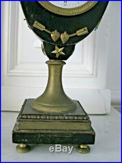 Belle pendule urne en bois noirci, bronze et laiton
