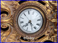 Cartel forme écusson de Style L XVI doré/Horloge