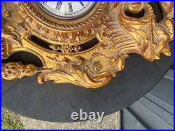 Cartel forme écusson de Style L XVI doré/Horloge