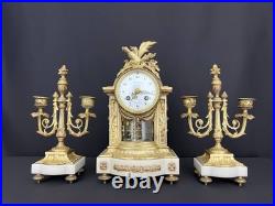 Exceptionnelle garniture de cheminée Louis XVI en bronze doré et marbre blanc Exceptionnelle garniture de cheminée Louis XVI en bronze doré et marbre blanc