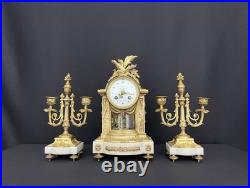 Exceptionnelle garniture de cheminée Louis XVI en bronze doré et marbre blanc Exceptionnelle garniture de cheminée Louis XVI en bronze doré et marbre blanc