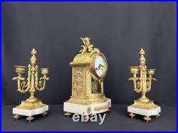 Exceptionnelle garniture de cheminée Louis XVI en bronze doré et marbre blanc Exceptionnelle garniture de cheminée Louis XVI en bronze doré et marbre blanc