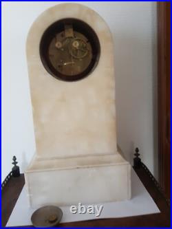 GRANDE PENDULE BORNE DEBUT 19EME ALBATRE BLANC siglée GILLIOT PARIS CAILLY GRANDE PENDULE BORNE DEBUT 19EME ALBATRE BLANC siglée GILLIOT PARIS CAILLY