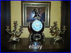 Garniture de Cheminée Pendule signée Hour Lavigne et Paire de Candélabres Garniture de Cheminée Pendule signée Hour Lavigne et Paire de Candélabres