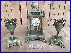Garniture de cheminée en onyx / Pendule / Horloges trois pièces