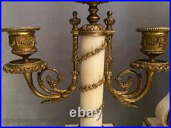 Garniture de cheminée pendule portique paire de candélabres style Louis XVI