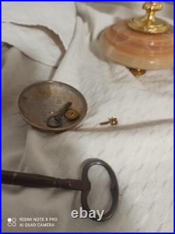 Garniture pendule cage et cassolettes onyx, bronze dore fonctionne sonne