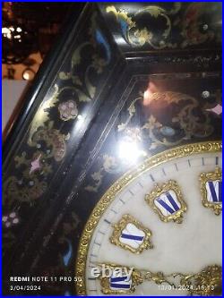 Grande horloge Oeil de boeuf décor de nacre