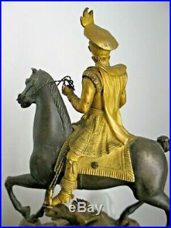 Grande pendule à la cavalière ou au cavalier en bronze doré et patiné