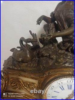 Grande pendule bronze deux patines Leda et le cygne fonctionne sonne
