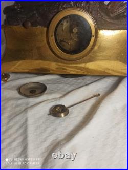 Grande pendule bronze deux patines Leda et le cygne fonctionne sonne