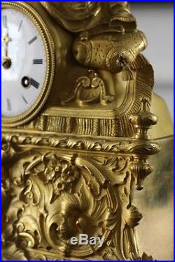 Grande pendule en bronze doré d'époque Romantique sous globe