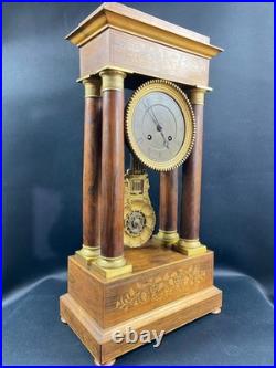 Grande pendule portique XIXe palissandre marqueté citronnier et bronze Charles X