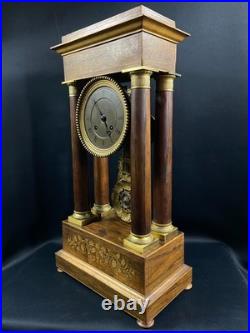 Grande pendule portique XIXe palissandre marqueté citronnier et bronze Charles X