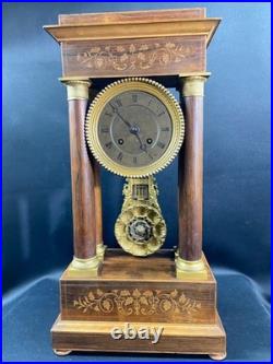Grande pendule portique XIXe palissandre marqueté citronnier et bronze Charles X