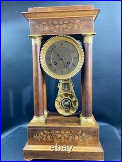 Grande pendule portique XIXe palissandre marqueté citronnier et bronze Charles X
