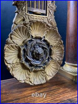 Grande pendule portique XIXe palissandre marqueté citronnier et bronze Charles X