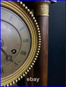 Grande pendule portique XIXe palissandre marqueté citronnier et bronze Charles X