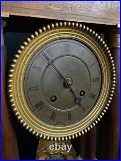 Grande pendule portique XIXe palissandre marqueté citronnier et bronze Charles X