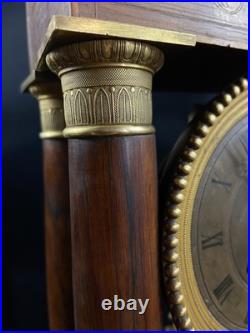 Grande pendule portique XIXe palissandre marqueté citronnier et bronze Charles X